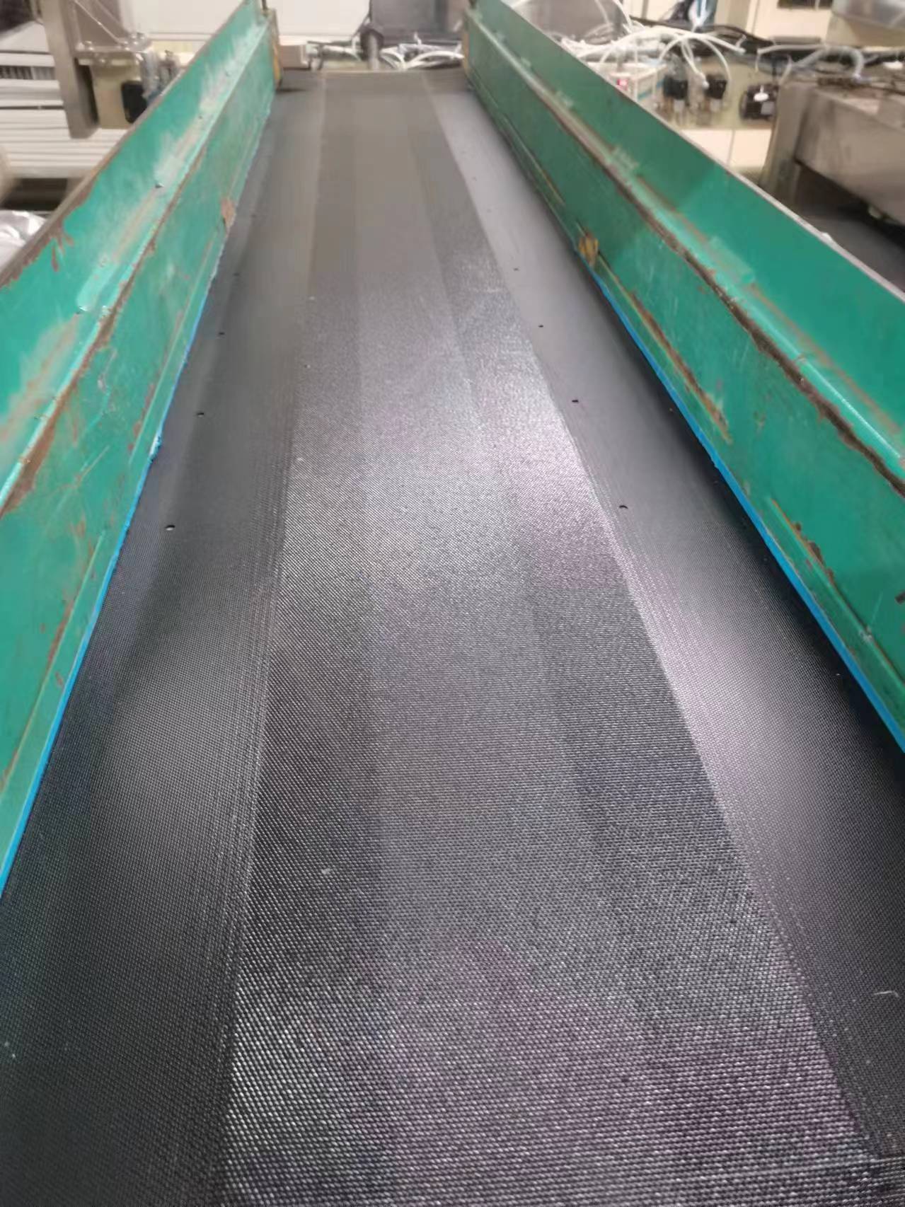 德國進口巨型熱壓機設備液晶板輸送帶現場施工實地應用(圖1)