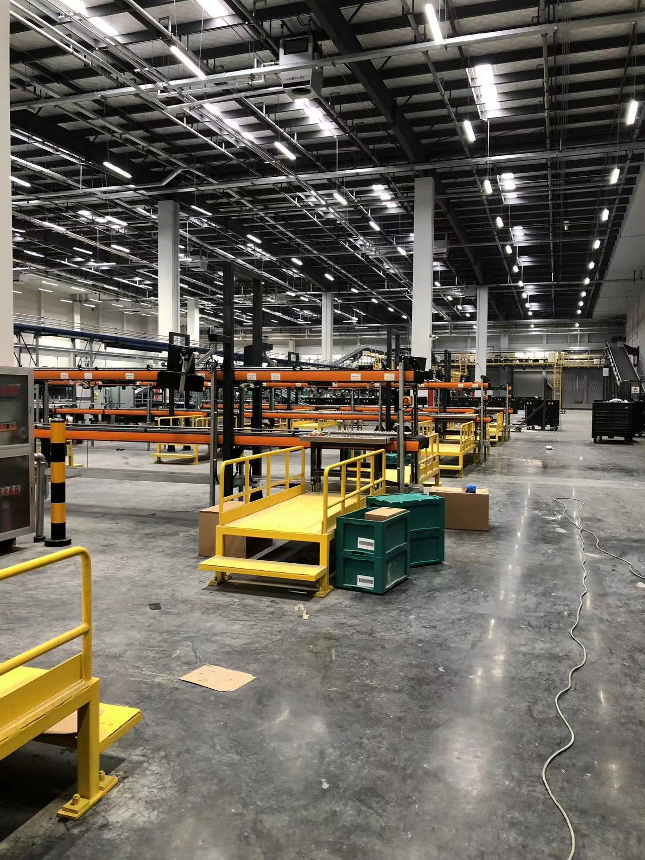 某世界品牌服裝分選基地施工現場(圖1)