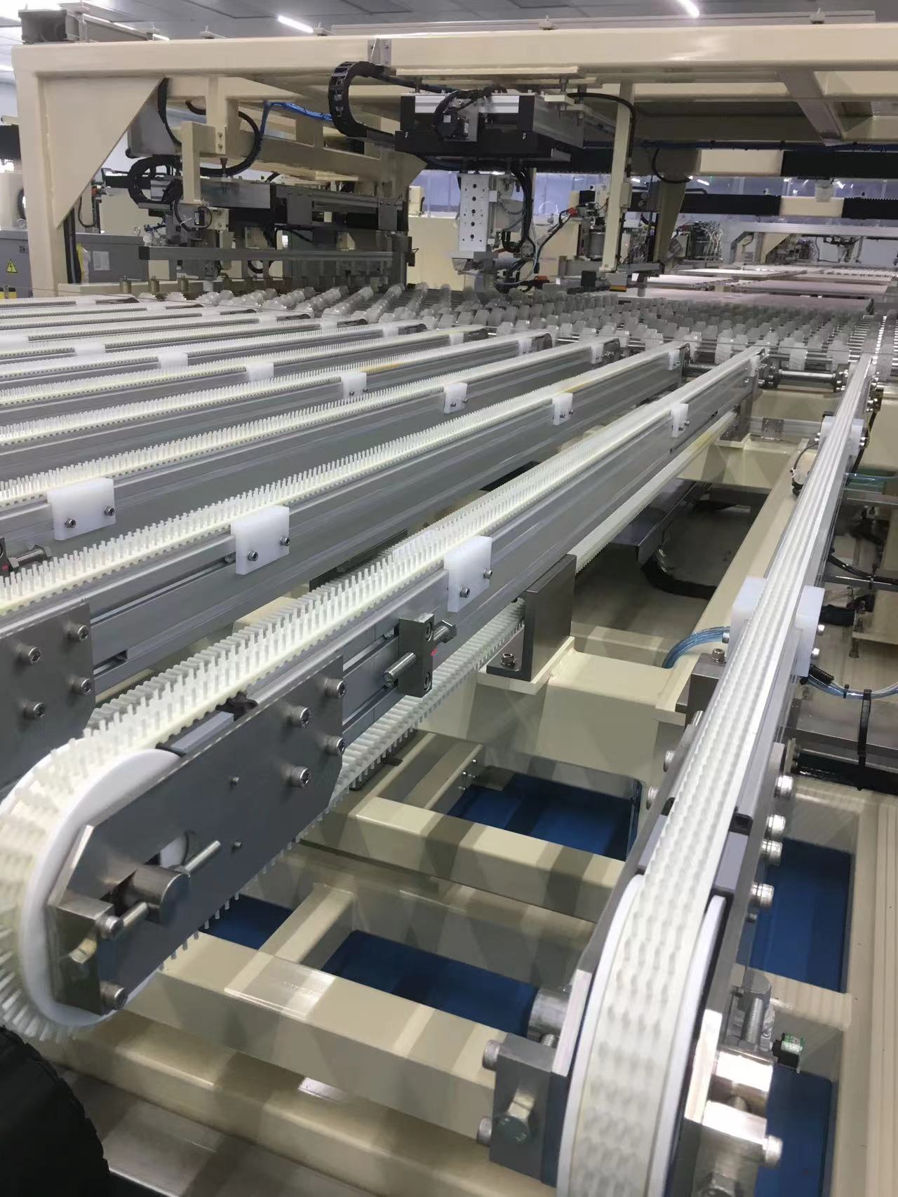 大尺寸液晶板生產(chǎn)車間維修現(xiàn)場(chǎng)(圖1)